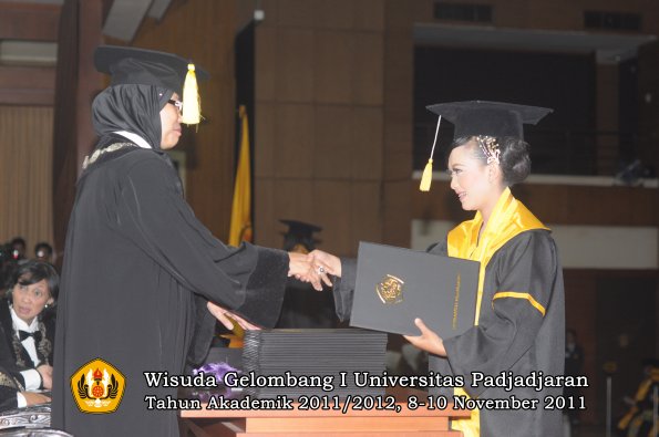 wisuda-fakultas-ekonomi-dan-bsnis-oleh-dekan-160