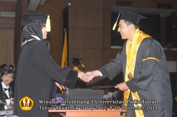 wisuda-fakultas-ekonomi-dan-bsnis-oleh-dekan-161