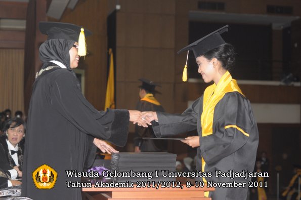 wisuda-fakultas-ekonomi-dan-bsnis-oleh-dekan-162