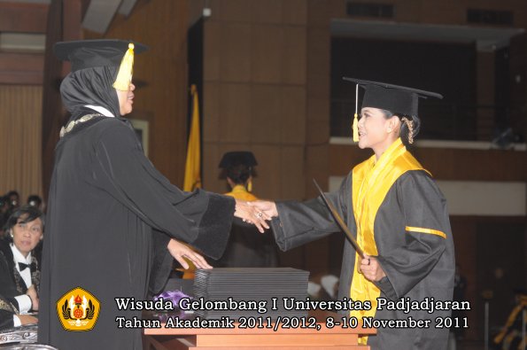 wisuda-fakultas-ekonomi-dan-bsnis-oleh-dekan-163