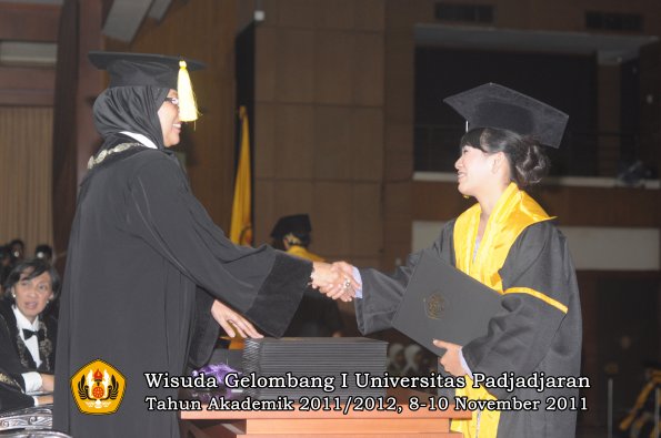 wisuda-fakultas-ekonomi-dan-bsnis-oleh-dekan-164