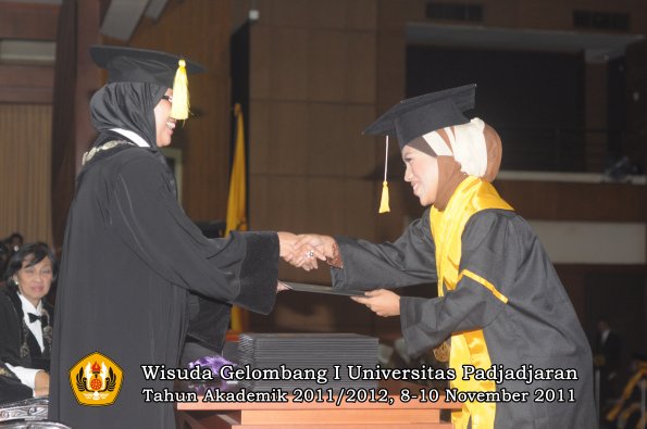 wisuda-fakultas-ekonomi-dan-bsnis-oleh-dekan-165