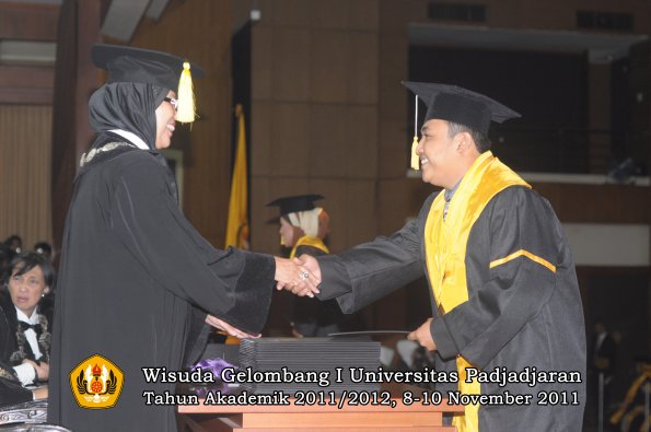 wisuda-fakultas-ekonomi-dan-bsnis-oleh-dekan-166