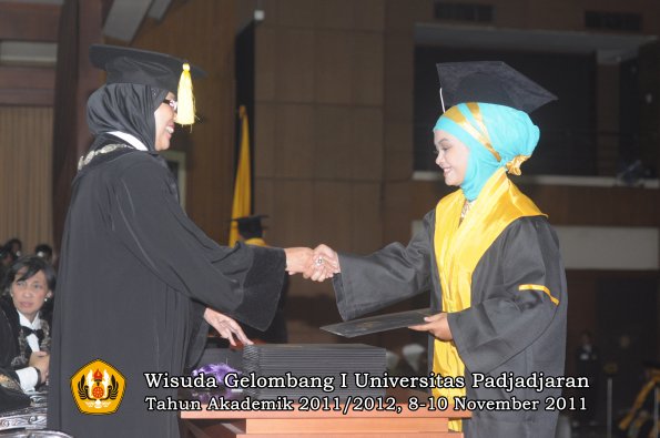 wisuda-fakultas-ekonomi-dan-bsnis-oleh-dekan-167