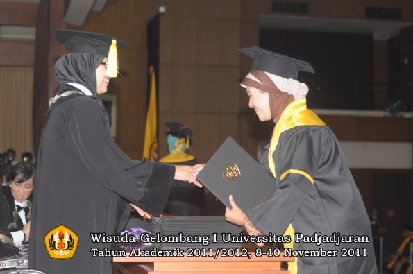 wisuda-fakultas-ekonomi-dan-bsnis-oleh-dekan-168