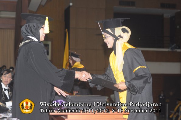 wisuda-fakultas-ekonomi-dan-bsnis-oleh-dekan-169
