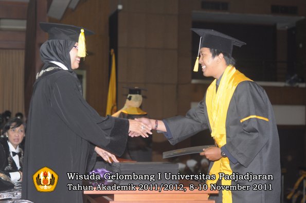 wisuda-fakultas-ekonomi-dan-bsnis-oleh-dekan-170