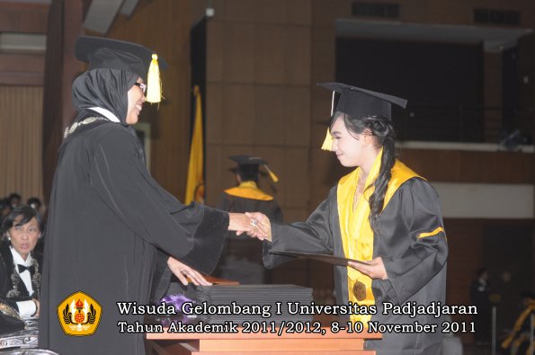 wisuda-fakultas-ekonomi-dan-bsnis-oleh-dekan-171