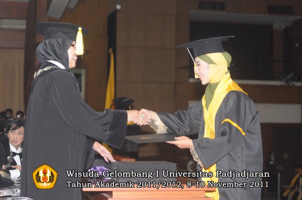 wisuda-fakultas-ekonomi-dan-bsnis-oleh-dekan-172