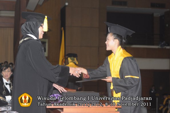 wisuda-fakultas-ekonomi-dan-bsnis-oleh-dekan-173