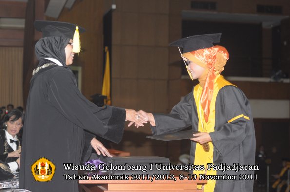 wisuda-fakultas-ekonomi-dan-bsnis-oleh-dekan-174