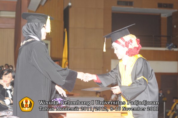 wisuda-fakultas-ekonomi-dan-bsnis-oleh-dekan-175