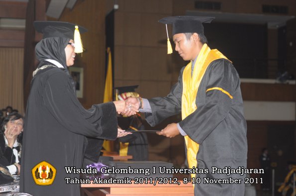 wisuda-fakultas-ekonomi-dan-bsnis-oleh-dekan-176