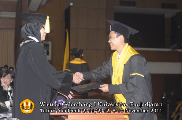 wisuda-fakultas-ekonomi-dan-bsnis-oleh-dekan-177