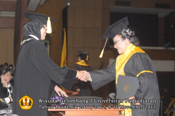 wisuda-fakultas-ekonomi-dan-bsnis-oleh-dekan-178