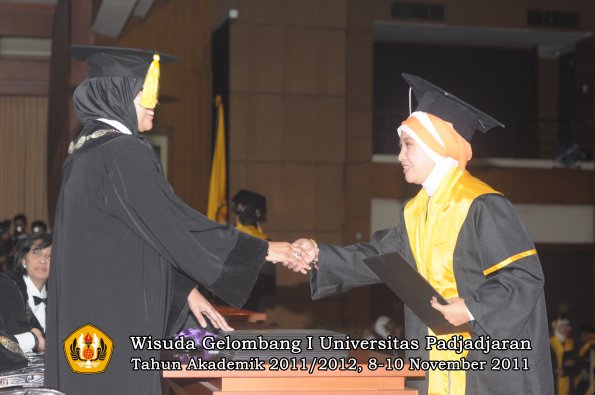 wisuda-fakultas-ekonomi-dan-bsnis-oleh-dekan-179