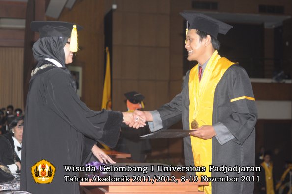 wisuda-fakultas-ekonomi-dan-bsnis-oleh-dekan-180