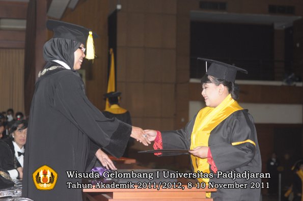wisuda-fakultas-ekonomi-dan-bsnis-oleh-dekan-181