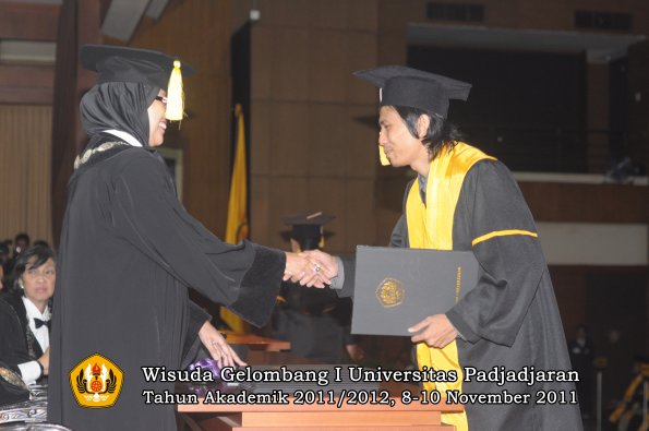 wisuda-fakultas-ekonomi-dan-bsnis-oleh-dekan-182