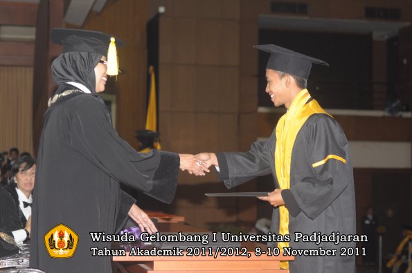 wisuda-fakultas-ekonomi-dan-bsnis-oleh-dekan-183