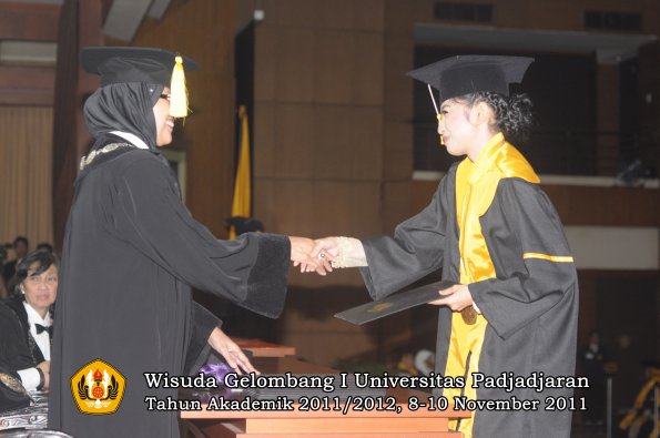 wisuda-fakultas-ekonomi-dan-bsnis-oleh-dekan-184