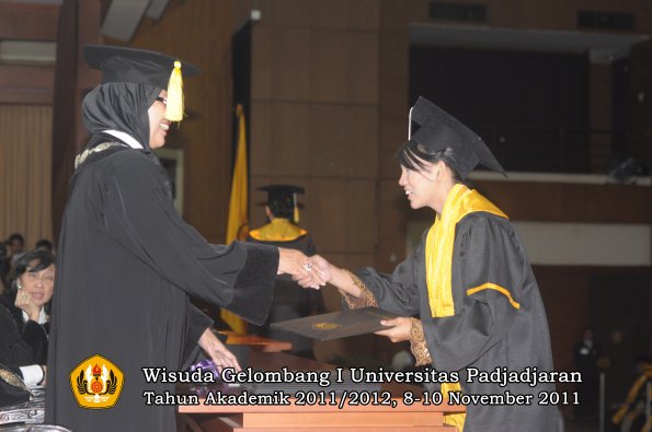 wisuda-fakultas-ekonomi-dan-bsnis-oleh-dekan-185