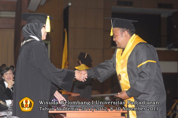 wisuda-fakultas-ekonomi-dan-bsnis-oleh-dekan-186