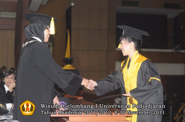 wisuda-fakultas-ekonomi-dan-bsnis-oleh-dekan-187
