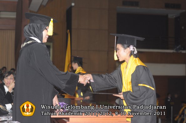 wisuda-fakultas-ekonomi-dan-bsnis-oleh-dekan-188