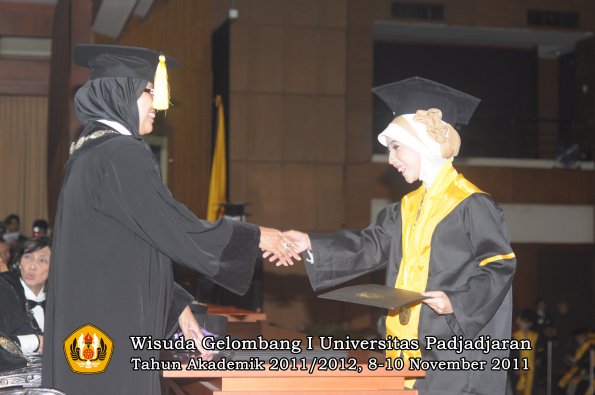 wisuda-fakultas-ekonomi-dan-bsnis-oleh-dekan-189