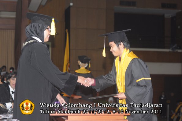 wisuda-fakultas-ekonomi-dan-bsnis-oleh-dekan-190