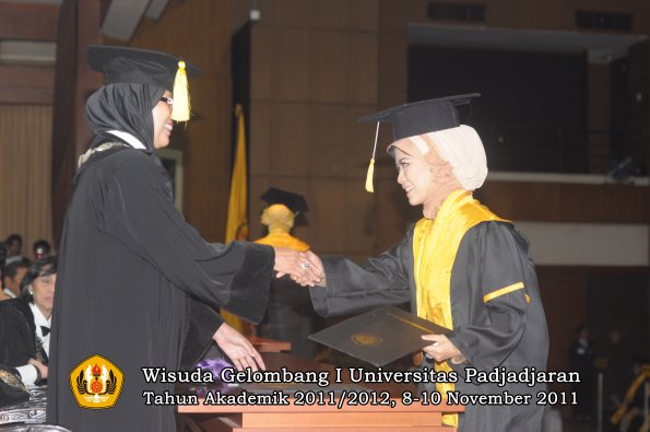 wisuda-fakultas-ekonomi-dan-bsnis-oleh-dekan-192