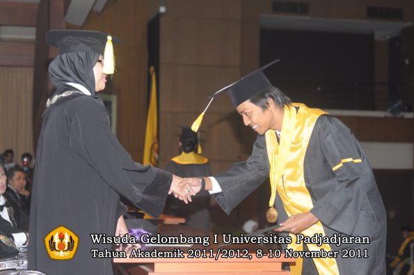 wisuda-fakultas-ekonomi-dan-bsnis-oleh-dekan-194