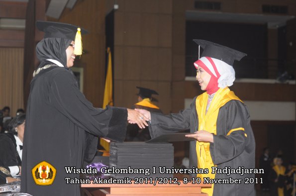 wisuda-fakultas-ekonomi-dan-bsnis-oleh-dekan-196