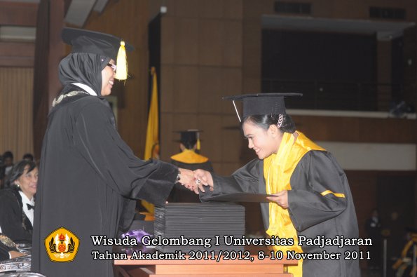 wisuda-fakultas-ekonomi-dan-bsnis-oleh-dekan-198