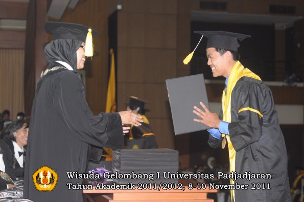 wisuda-fakultas-ekonomi-dan-bsnis-oleh-dekan-199