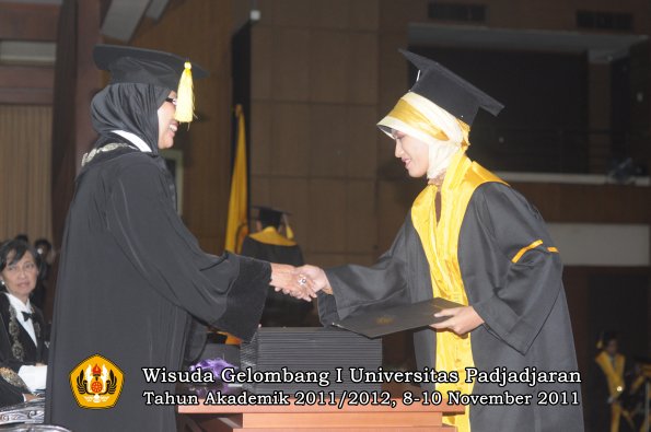 wisuda-fakultas-ekonomi-dan-bsnis-oleh-dekan-204