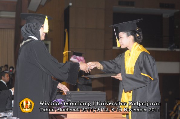 wisuda-fakultas-ekonomi-dan-bsnis-oleh-dekan-206