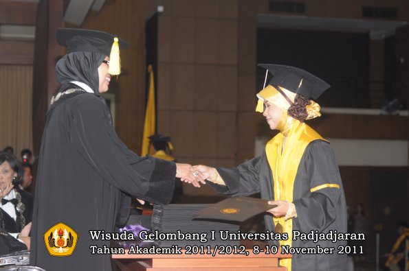 wisuda-fakultas-ekonomi-dan-bsnis-oleh-dekan-246