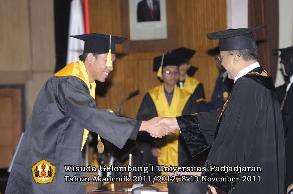 wisuda-fakultas-ekonomi-dan-bsnis-oleh-rektor-153