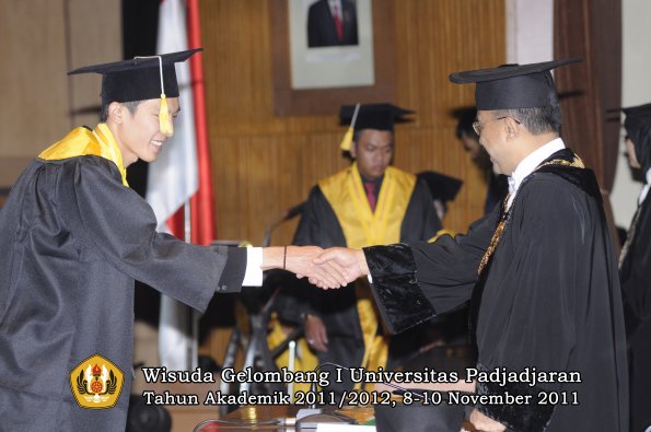 wisuda-fakultas-ekonomi-dan-bsnis-oleh-rektor-230