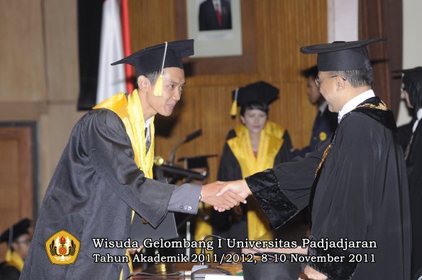 wisuda-fakultas-ekonomi-dan-bsnis-oleh-rektor-244