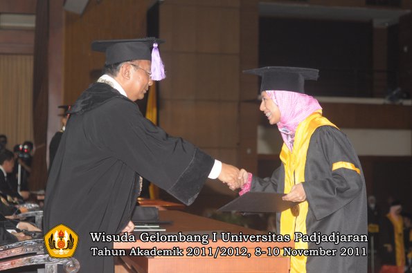 wisuda-fakultas-kedokteran-gigi-oleh-dekan-097