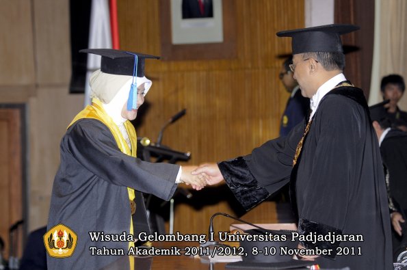 wisuda-fakultas-ilmu-keperawatan-oleh-rektor-058