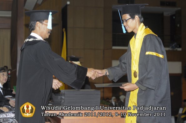 wisuda-fakultas-sastra-oleh-dekan-046