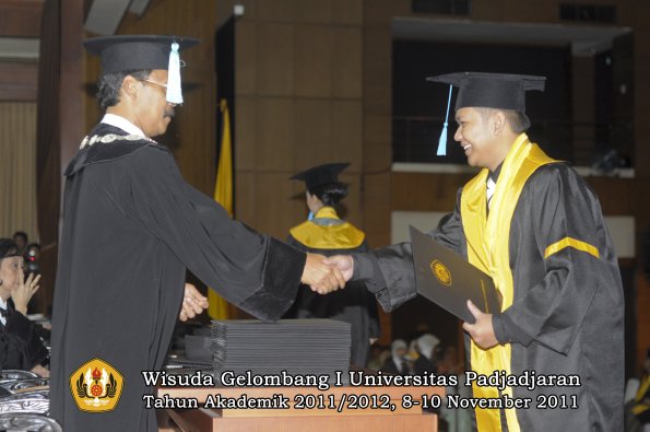 wisuda-fakultas-sastra-oleh-dekan-049