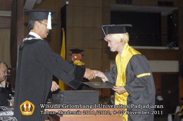 wisuda-fakultas-sastra-oleh-dekan-051