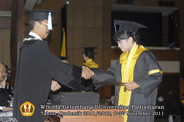 wisuda-fakultas-sastra-oleh-dekan-053
