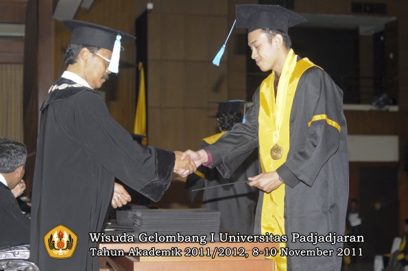 wisuda-fakultas-sastra-oleh-dekan-057