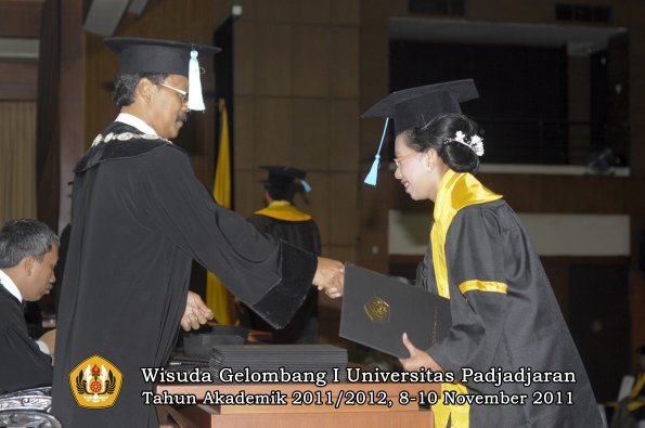 wisuda-fakultas-sastra-oleh-dekan-106